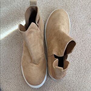 Women’s Tan Suede Slip-On Shoe